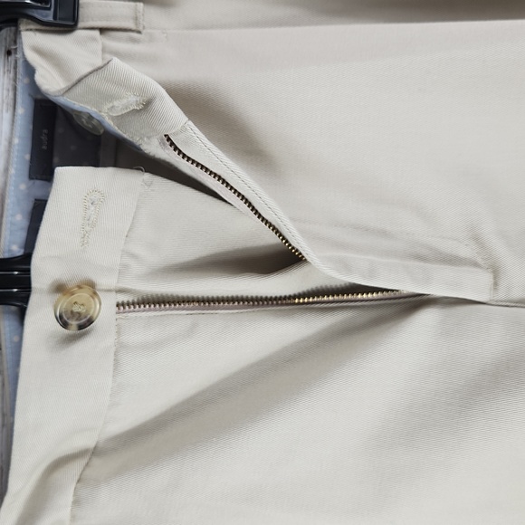 Liz Claiborne, Women's Khaki shorts, length 20 1/2 ", great condition, Sz 18W - Picture 4 of 7